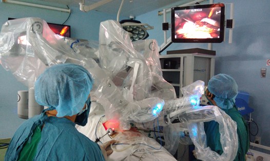 Các bác sĩ ứng dụng robot cho ca mổ nang ống mật chủ tại Bệnh viện Bình Dân (ảnh K.Q)