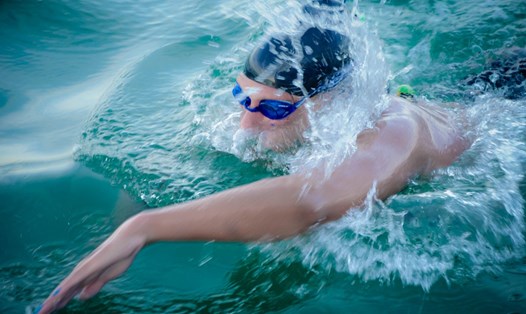 Trời nắng nóng, nhiều người có thói quen đi bơi để giải nhiệt (ảnh T.L)