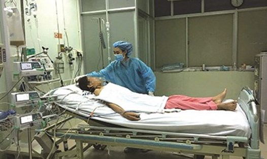 Điều dưỡng chăm sóc cho một bệnh nhân bị HIV được mổ tại Bệnh viện Chợ Rẫy (ảnh K.Q)