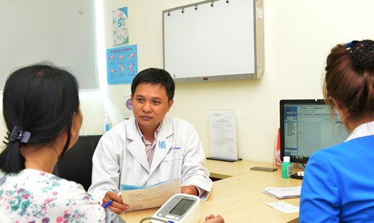 BS Lê Thanh Phong khám cho bệnh nhân suy tĩnh mạch. Ảnh: N.P