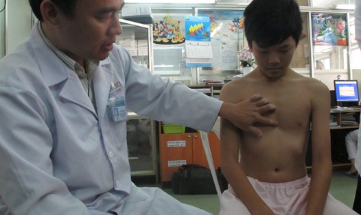 Bệnh nhi bị bệnh lõm ngực đang điều trị tại Bệnh viện Nhi đồng 1 TPHCM (ảnh K.Q)