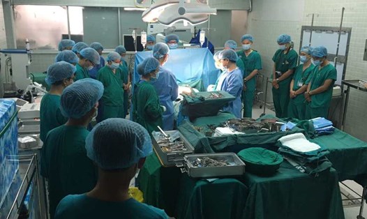 Ê-kíp các bác sĩ trong ca ghép tạng tại Bệnh viện Chợ Rẫy (ảnh Nguyễn Hạnh).