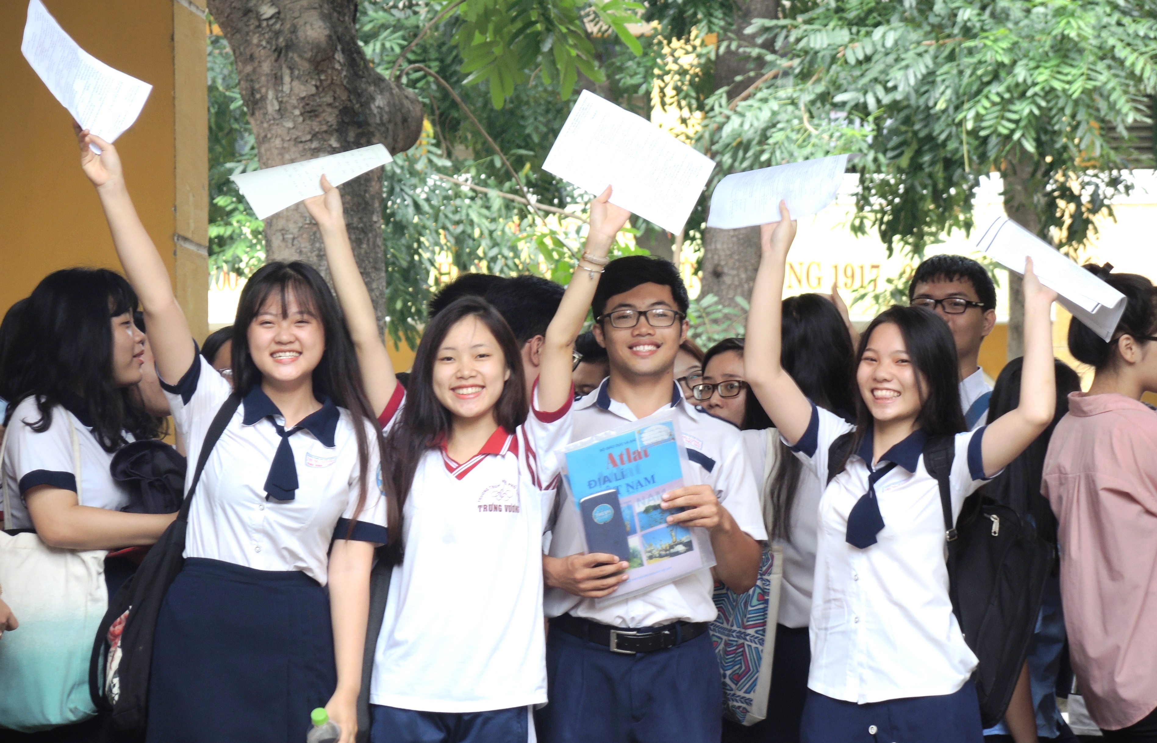 Thí sinh vui mừng sau khi kết thúc ngày thi cuối cùng (ảnh K.Q)