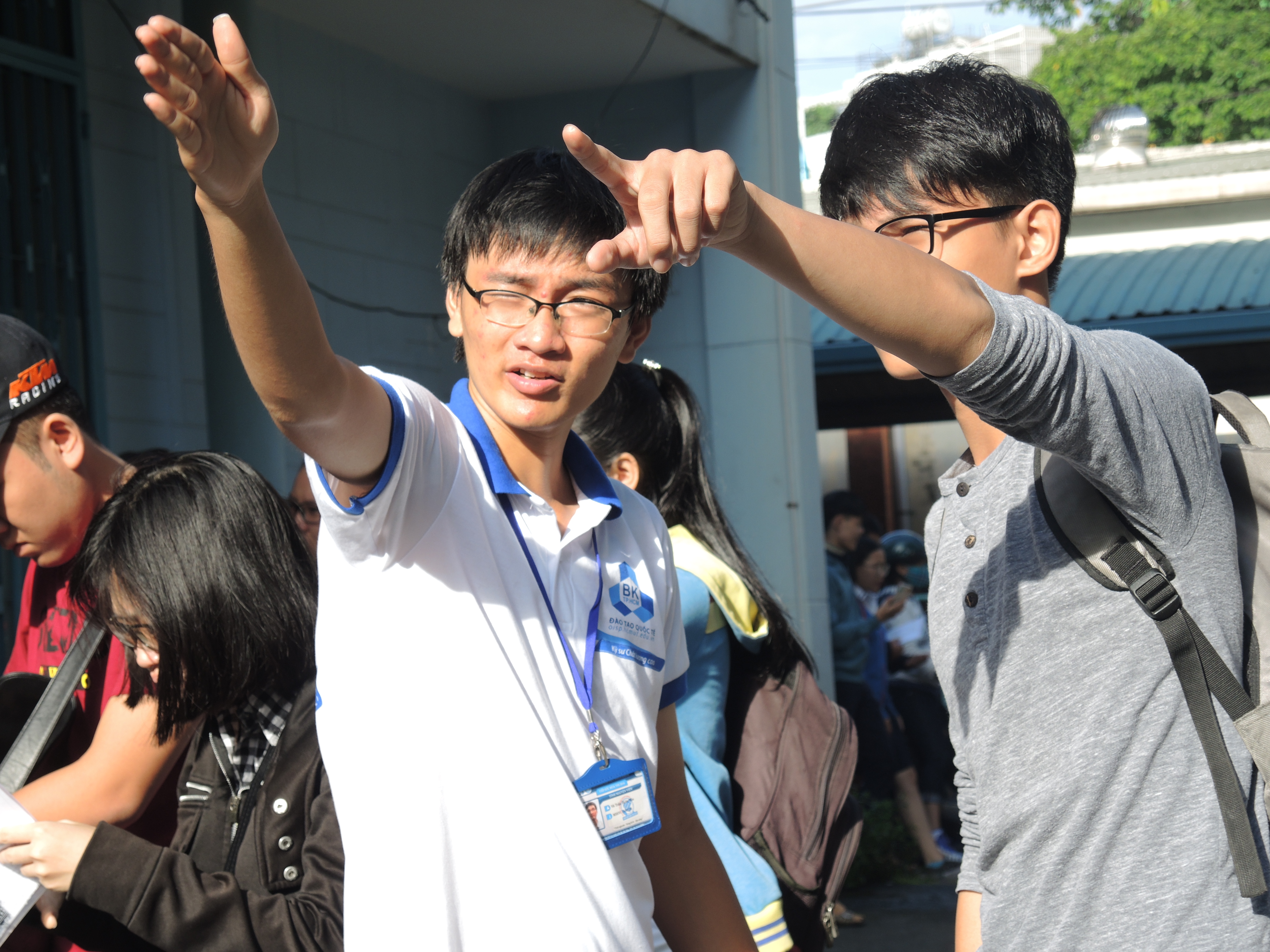 Sinh viên trường Đại học Bách khoa TPHCM hướng dẫn thí sinh đi thi THPT quốc gia (ảnh K.Q)