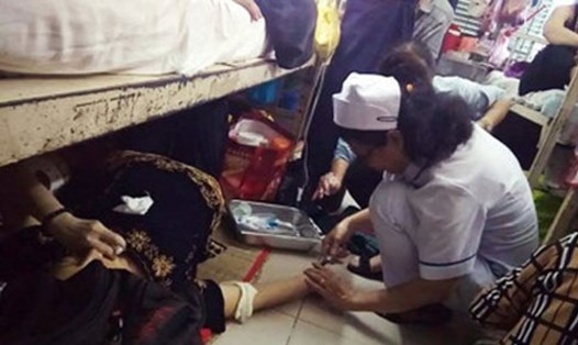 Hình ảnh điều dưỡng cấp cứu cho bệnh nhân trên sàn nhà (ảnh VTC news)
