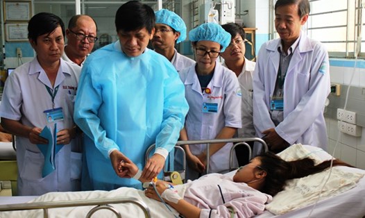 Thứ trưởng Nguyễn Thanh Long thăm bệnh nhân đang điều trị sốt xuất huyết tại Bệnh viện Bệnh Nhiệt đới. Ảnh: K.Q
