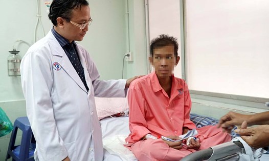 BS Thái An hỏi thăm bệnh nhân và cũng là đồng nghiệp (ảnh P.V)