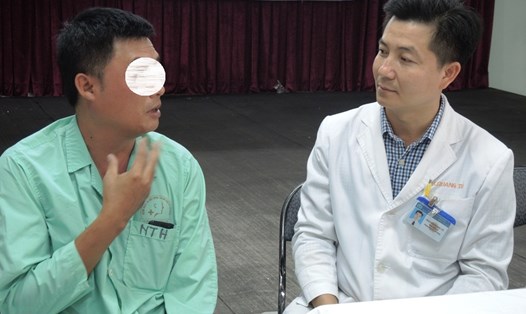 Bác sĩ Quang Tú trò chuyện cùng bệnh nhân sau khi gắp nội soi lấy dị vật (ảnh K.Q)