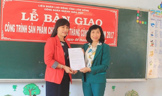 Bà Mai Lương Anh, Phó Chủ tịch LĐLĐ tỉnh (phải), trao bằng công nhận công trình chào mừng tháng công nhân cho đại diện công đoàn Ngành giáo dục. Ảnh: PV