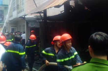 Cảnh sát PCCC khoanh vùng dập tắt đám cháy. Ảnh: K' LIỆP