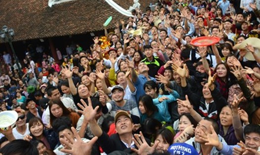 Người dân tranh giành lộc ở chùa Thiên Trù. 