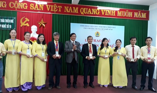 LĐLĐ tỉnh Thừa Thiên - Huế trao thẻ đoàn viên công đoàn liên kết cho người lao động tại CĐCS Trường Trung cấp nghề số 10. Ảnh: H.T