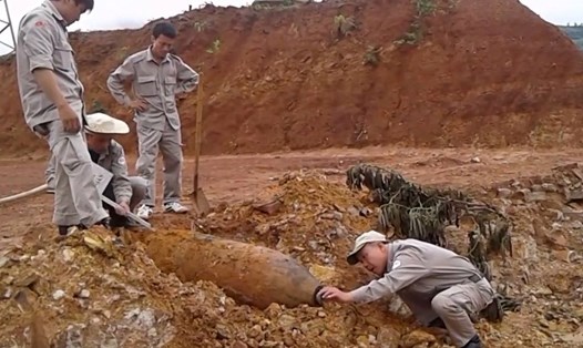 Đội rà phá bom mìn lưu động tỉnh Quảng Trị kiểm tra quả bom vừa phát hiện. Ảnh: HT.