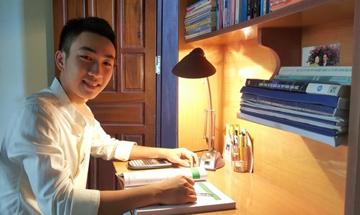 Em Lê Phước Đạt, học sinh Trường THPT Hướng Hóa cười tươi khi đạt điểm cao tại kỳ thi THPT Quốc gia 2017. Ảnh: Hưng Thơ.