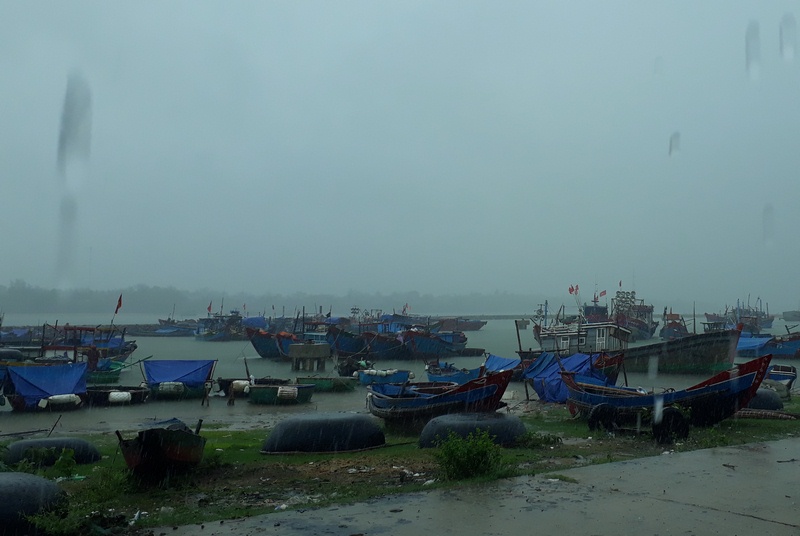 Tỉnh Quảng Trị cấm biển, tàu thuyền vào neo đậu ở khu tránh trú bão. Ảnh: TH