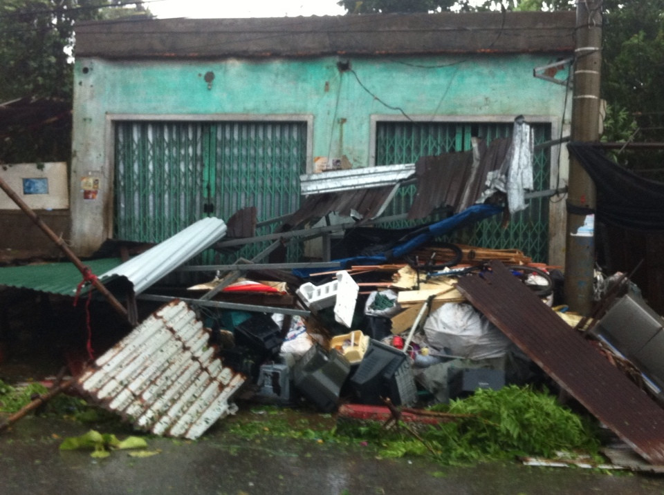 Hàng quán, nhà cửa bị tốc mái do ảnh hưởng bão số 4 tại thị trấn Cửa Tùng, huyện Vĩnh Linh. Ảnh: HT.