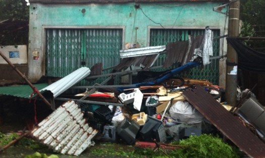 Hàng quán, nhà cửa bị tốc mái do ảnh hưởng bão số 4 tại thị trấn Cửa Tùng, huyện Vĩnh Linh. Ảnh: HT.