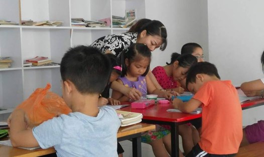 Một lớp luyện chữ cho bé trước khi vào lớp 1 ở TPHCM (Ảnh: dantri.com.vn)