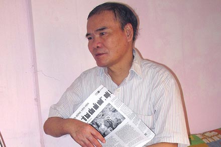 Nhà báo Trần Đình Chính (tức Trần Hoài Thu) - phóng viên Báo Nhân Dân, tác giả của bài thơ nổi tiếng “Ở hai đầu nỗi nhớ” - đang gặp tình cảnh khó khăn.