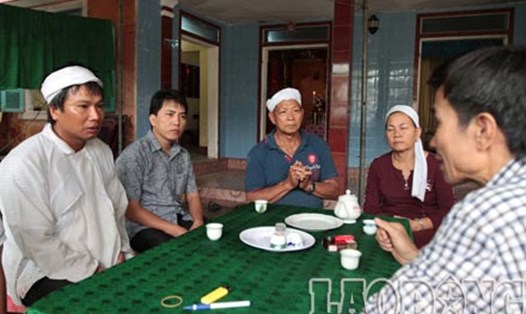 Đại diện Quỹ TLV Lao Động đến thăm nhà cô giáo Lộc. Ảnh: Hải Nguyễn