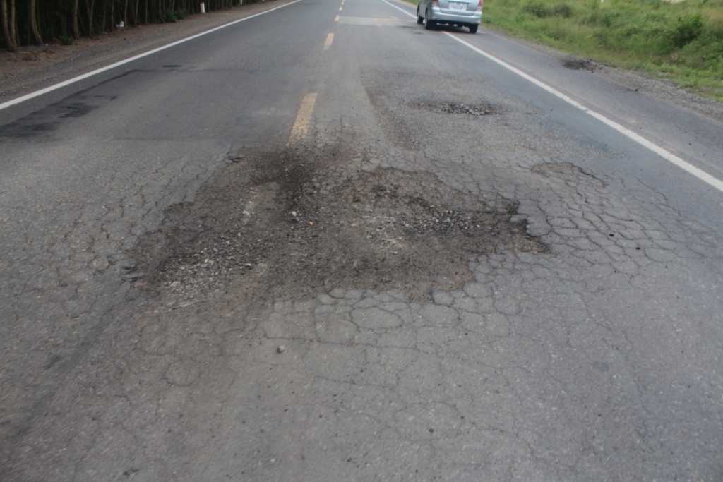 QL 27C đoạn qua tỉnh Khánh Hòa - Lâm Đồng hư hỏng nặng. Ảnh ĐÌNH VĂN