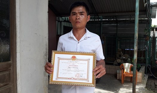 Anh Lê Văn Tùng được huyện Đắc Hà tặng giấy khen vì thành tích cứu người. Ảnh Đ.V