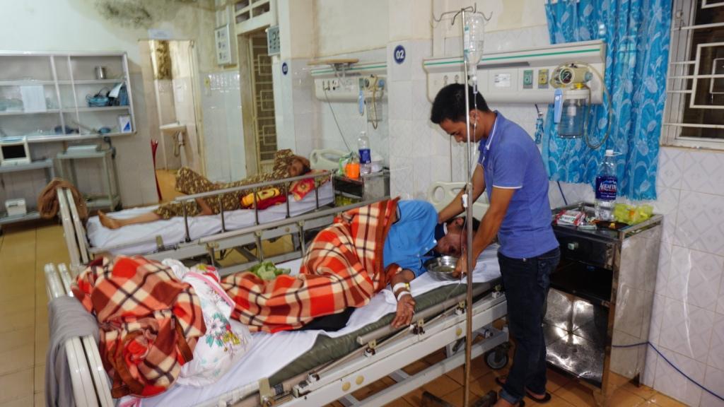 Những người nhập viện đều có tình trạng nôn ói, chóng mặt. Ảnh ĐÌNH VĂN