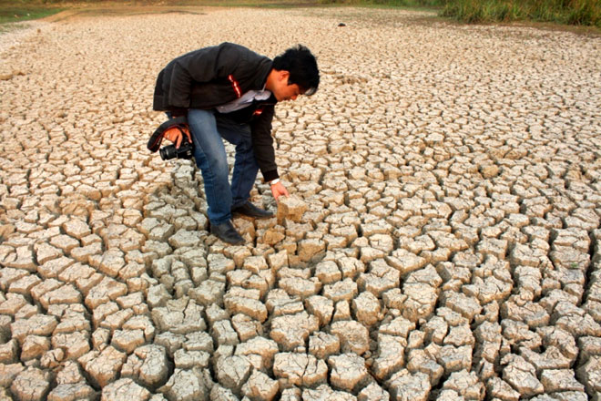 Việc ngăn đập, bẻ hướng dòng nước sông Ba về Bình Định thay vì qua Gia Lai khiến đất đai ở đây khô nẻ. Ảnh: Đình Văn