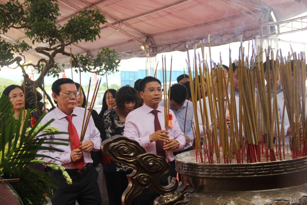 Lãnh đạo tỉnh Kon Tum thắp hương tại Đền liệt sĩ. Ảnh Đ.V