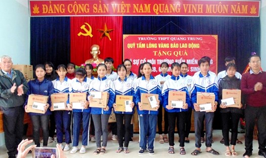 Đại diện Quỹ Tấm lòng vàng Lao Động trao các phần quà đến tận tay học sinh và giáo viên trường THPT Quang Trung.