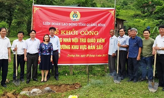 Dân làng bản Sắt và giáo viên nhà trường vui mừng khi nhà nội trú cho giáo viên được khởi công. Ảnh: Lê Phi Long