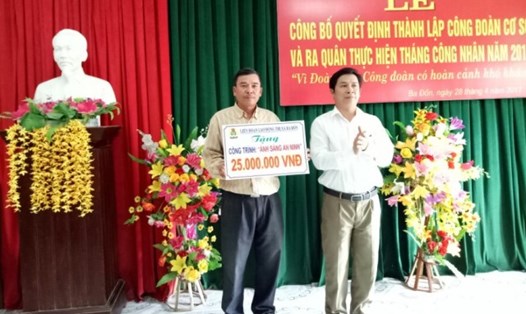 Chủ tịch LĐLĐ thị xã Ba Đồn Trần Xuân Lợi trao hỗ trợ xây dựng công trình “Ánh sáng an ninh”. Ảnh: Lê Phi Long