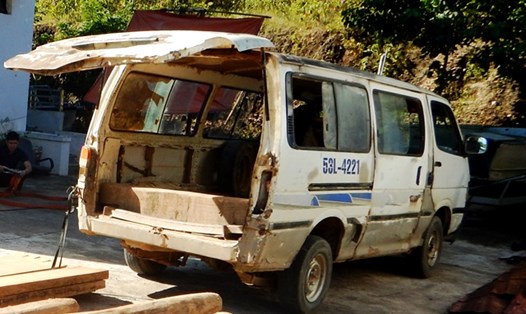 Chiếc xe cũ nát dùng để chở gỗ lậu. Ảnh: VQG Phong Nha Kẻ Bàng cung cấp.