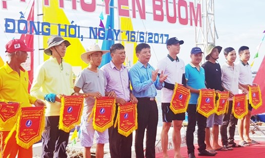 Chủ tịch UBND tỉnh Quảng Bình Nguyễn Hữu Hoài tặng cờ lưu niệm cho các đội tham dự. Ảnh: Lê Phi Long