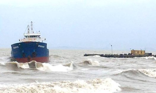 Công tác ứng cứu và khắc phục hậu quả đang được triển khai khẩn trương tại cảng Hòn La (huyện Quảng Trạch). Ảnh: Lê Phi Long
