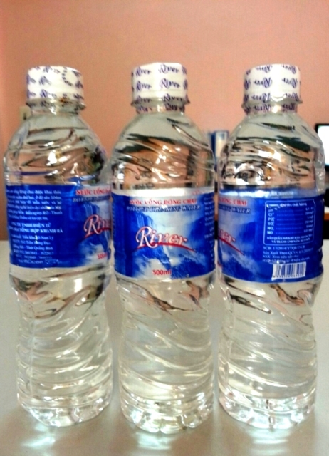 Nước uống đóng chai River của Công ty TNHH điện tử và thương mại tổng hợp Khánh Hà không in ngày sản xuất trên nhãn hàng hóa. Ảnh: PL
