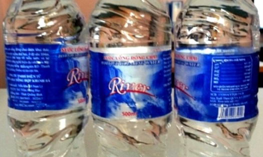 Nước uống đóng chai River của Công ty TNHH điện tử và thương mại tổng hợp Khánh Hà không in ngày sản xuất trên nhãn hàng hóa. Ảnh: PL