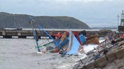 Hàng chục tàu cá tại cảng Hòn La (huyện Quảng Trạch) bị sóng đánh chìm gây thiệt hại nặng. Ảnh: Lê Phi Long