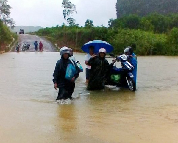 Nước dâng cao khiến nhiều nơi tại địa bàn huyện Minh Hóa bị ngập sâu. Ảnh: Báo QB