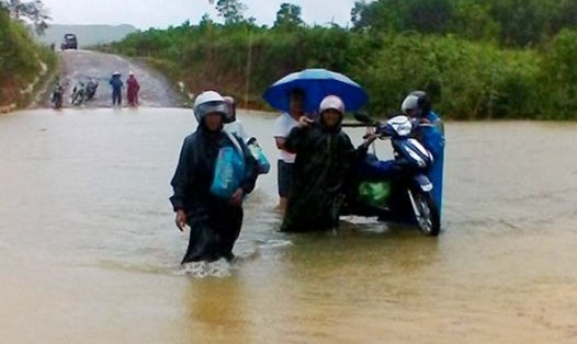 Nước dâng cao khiến nhiều nơi tại địa bàn huyện Minh Hóa bị ngập sâu. Ảnh: Báo QB