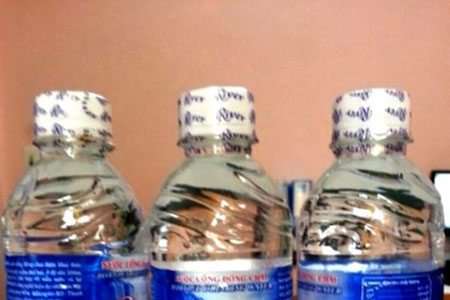 Nước uống đóng chai River của Công ty TNHH điện tử và TMTH Khánh Hà. Ảnh: Lê Phi Long