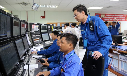 Trưởng ban Vận hành Sản xuất Mai Tuấn Đạt cùng các kỹ sư vận hành theo dõi sát sao quá trình dừng hoạt động phân xưởng RFCC tại Trung tâm điều khiển của Nhà máy (CCC).