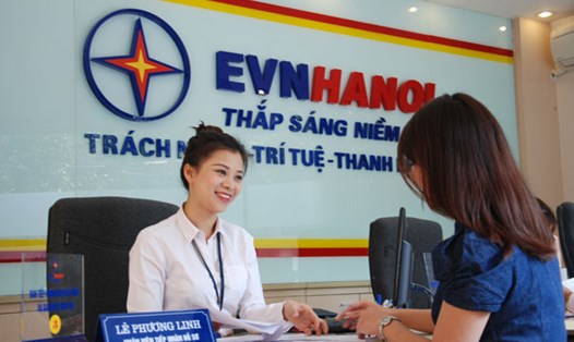 Năm 2016, EVN đưa vào hoạt động 5 Trung tâm Chăm sóc khách hàng tại Hà Nội, Tp.HCM, các TCty Điện lực Bắc- Trung- Nam thường trực 24/24h.