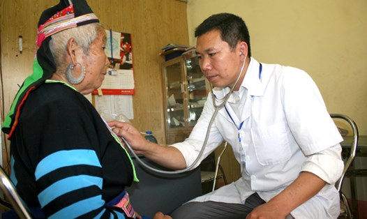 Bác sĩ Hải khám cho cụ già người Mông hơn 80 tuổi bị viêm khớp. Ảnh: Thùy Linh