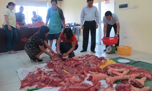 Đoàn viên CĐ Cơ quan CĐ NNPTNTVN hưởng ứng mua thịt lợn để chia sẻ khó khăn với người chăn nuôi lợn. Ảnh: X.T