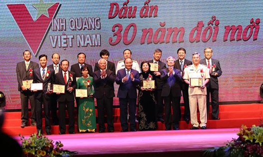 18 cá nhân được vinh danh trong chương trình "Vinh quang Việt Nam - Dấu ấn 30 năm đổi mới".