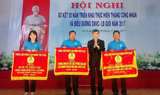 Phó Chủ tịch Tổng LĐLĐVN Trần Văn Thuật tặng cờ thi đua cho các công đoàn cơ sở nhân “Tháng công nhân” 2017. Ảnh ĐÌNH VĂN