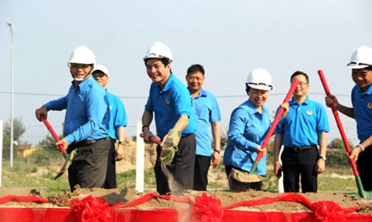 Chủ tịch Tổng LĐLĐVN Bùi Văn Cường (thứ hai từ trái qua) tại lễ khởi công xây dựng trường mầm non cho con CNLĐ tại KCN Điện Nam - Điện Ngọc (Quảng Nam). Ảnh: T.L.Đ