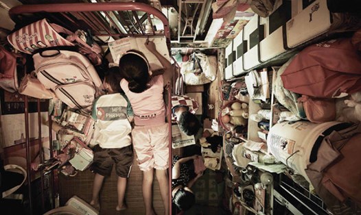 Cuộc sống của một gia đình trong căn hộ được ví như những chiếc hộp đựng giày. Ảnh: Benny Lam.