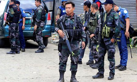 Cảnh sát đứng gác ở làng Sarimanok, thành phố Marawi, Philippines ngày 31.5.